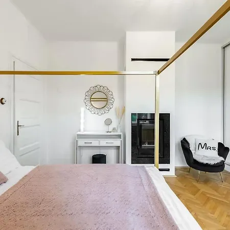 Golden Frame - Your Center Spot *