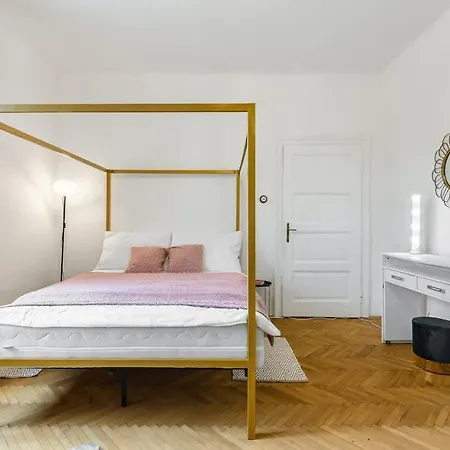 Golden Frame - Your Center Spot * Μπρατισλάβα